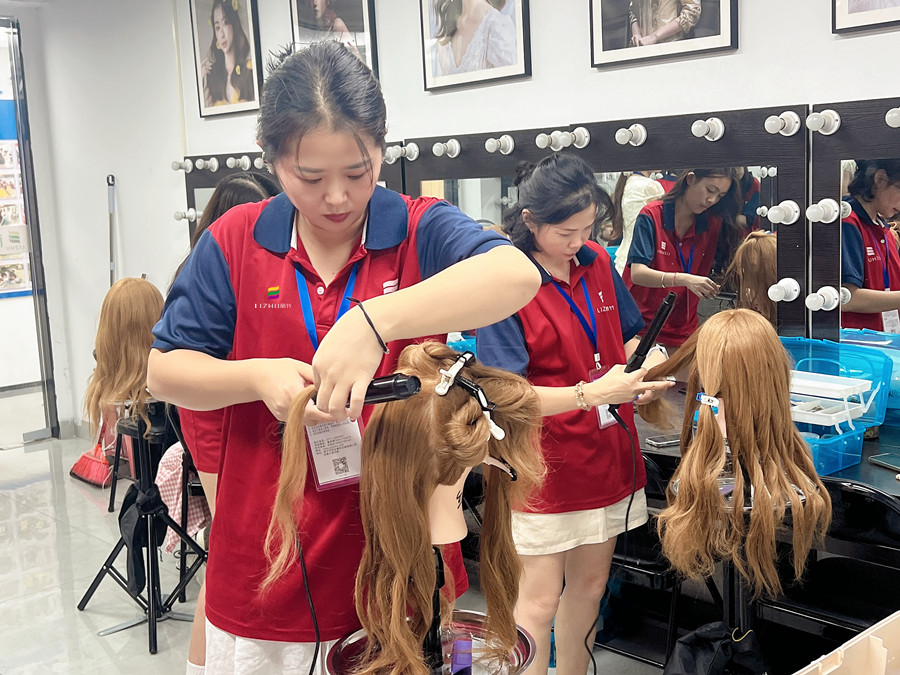 卷發(fā)護(hù)理技巧，廣西燙染技術(shù)學(xué)校課程